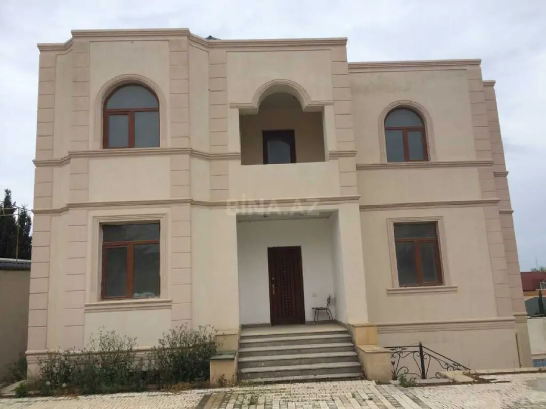 Satılır 9 otaqlı həyət evi 370 m²