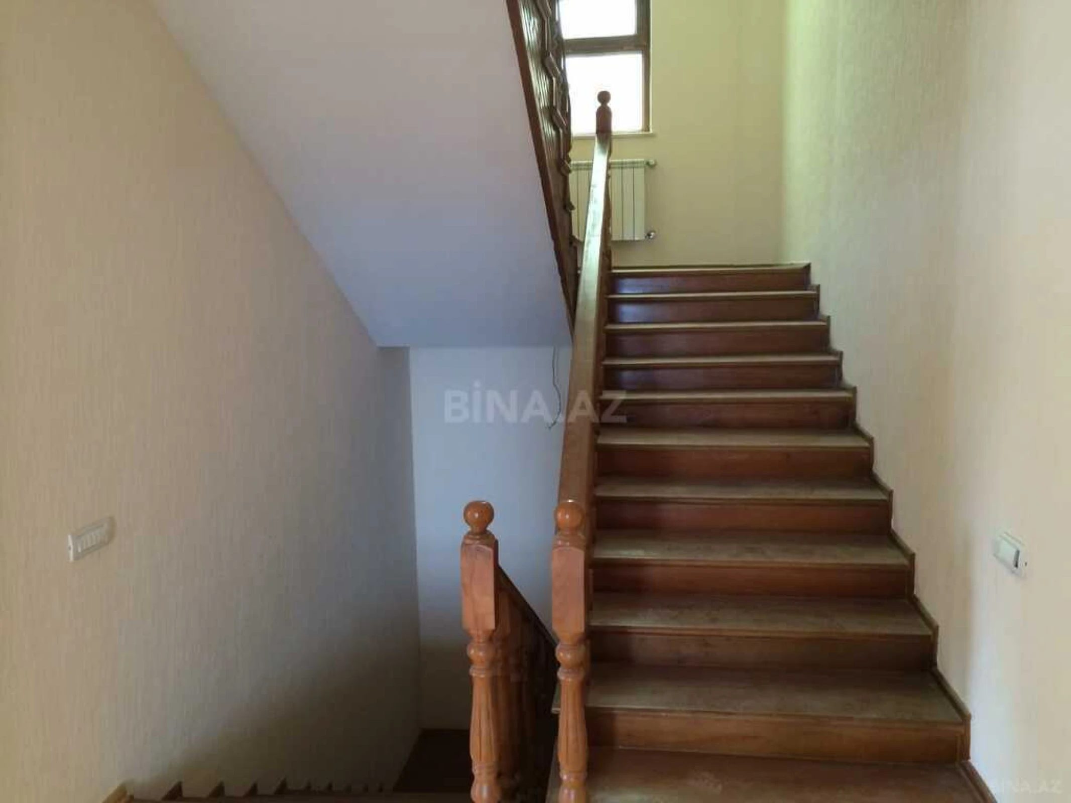 Satılır 9 otaqlı həyət evi 370 m²