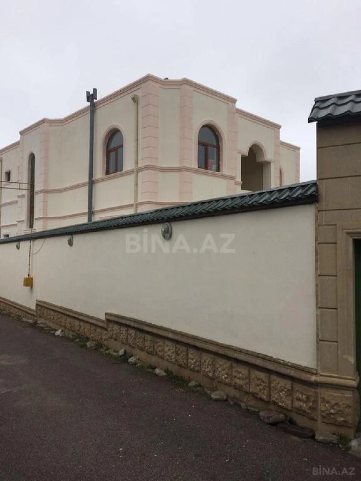 Satılır 9 otaqlı həyət evi 370 m²