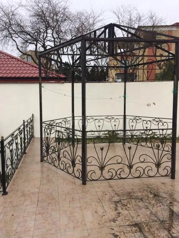 Satılır 9 otaqlı həyət evi 370 m²