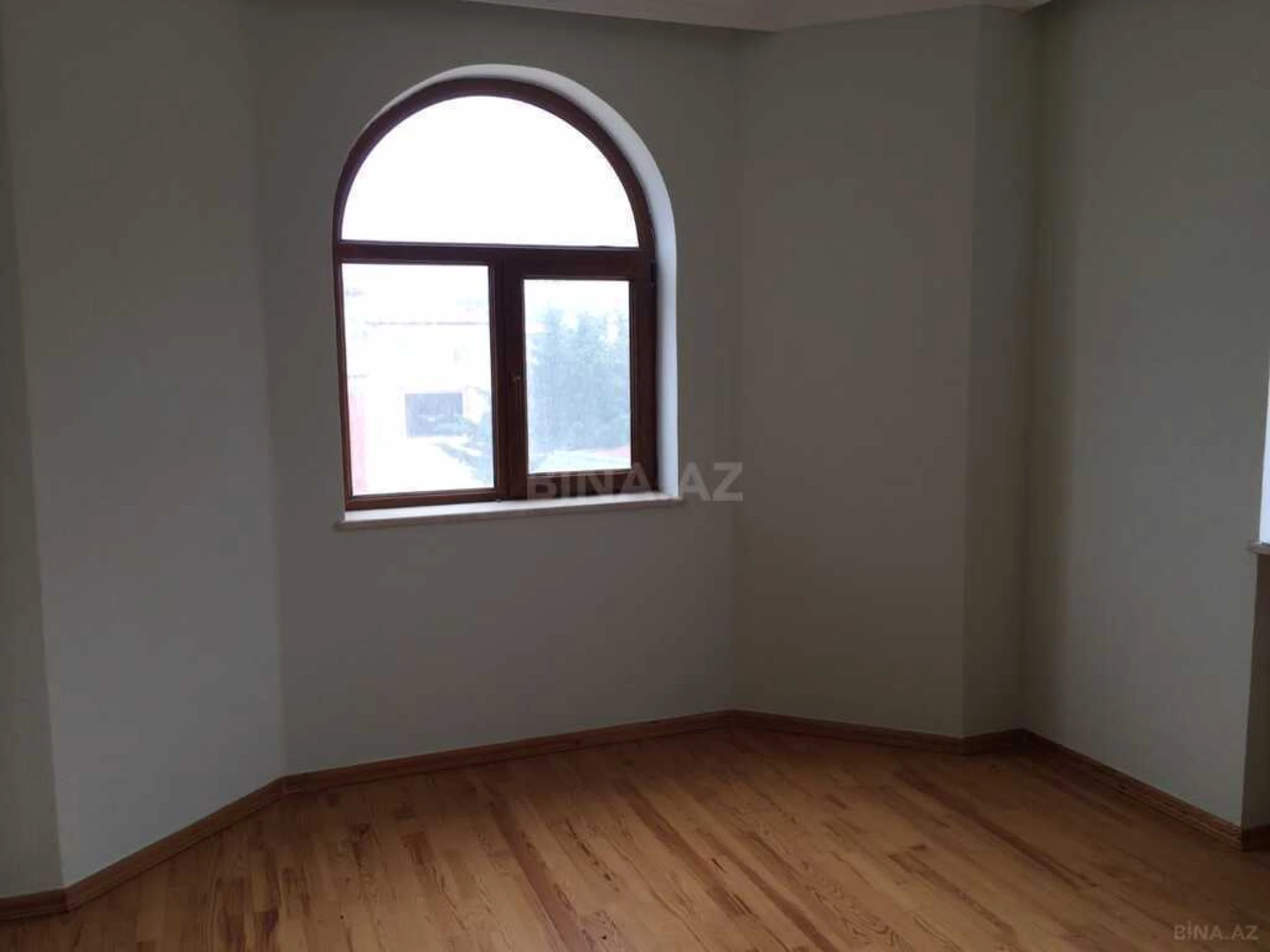 Satılır 9 otaqlı həyət evi 370 m²