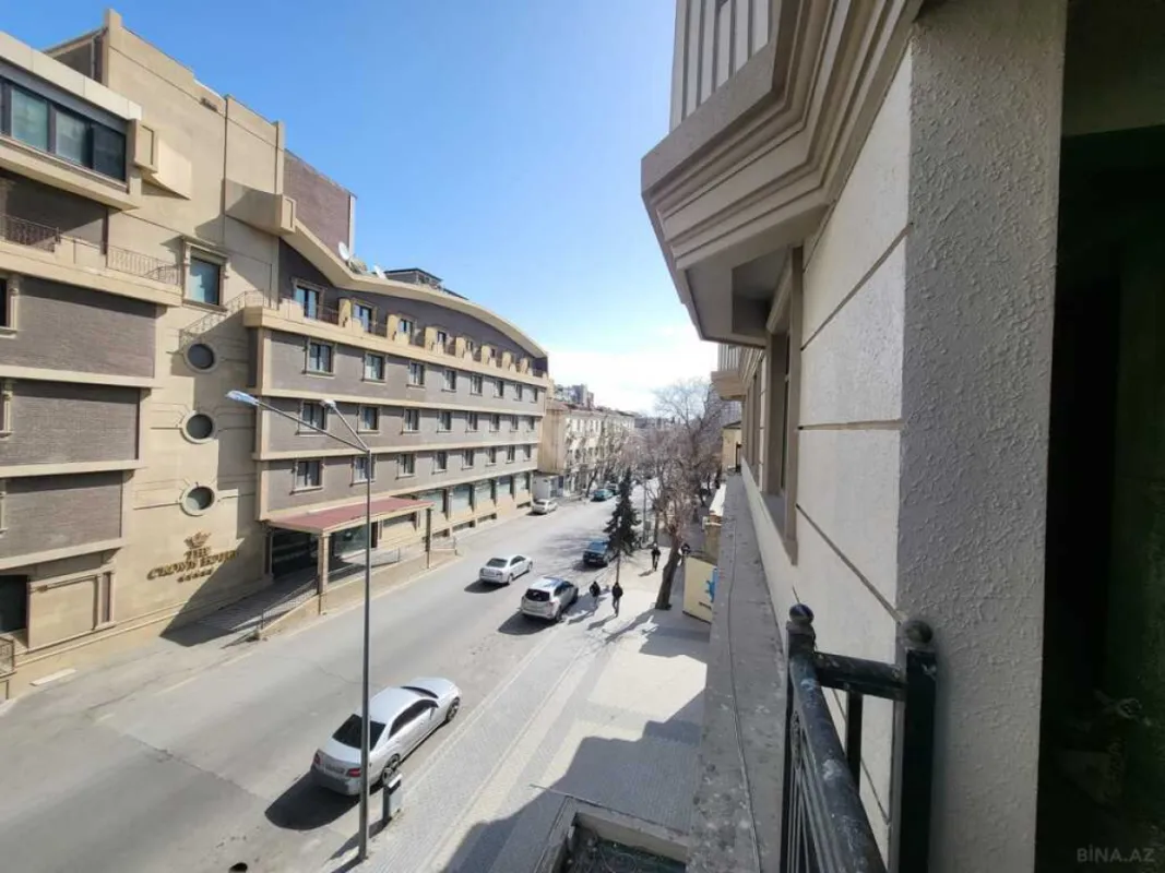 Satılır 3 otaqlı mənzil 169 m²