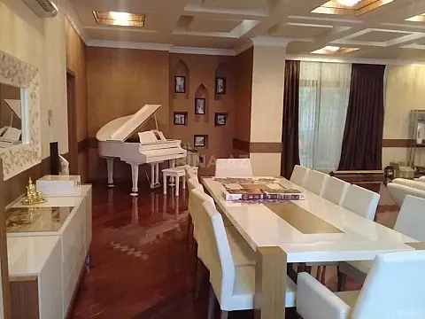 Kirayə verilir 7 otaqlı mənzil 700 m²