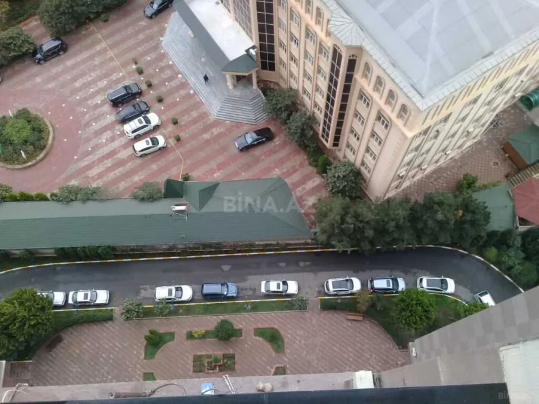 Kirayə verilir 7 otaqlı mənzil 700 m²