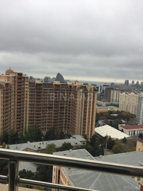 Kirayə verilir 7 otaqlı mənzil 700 m²