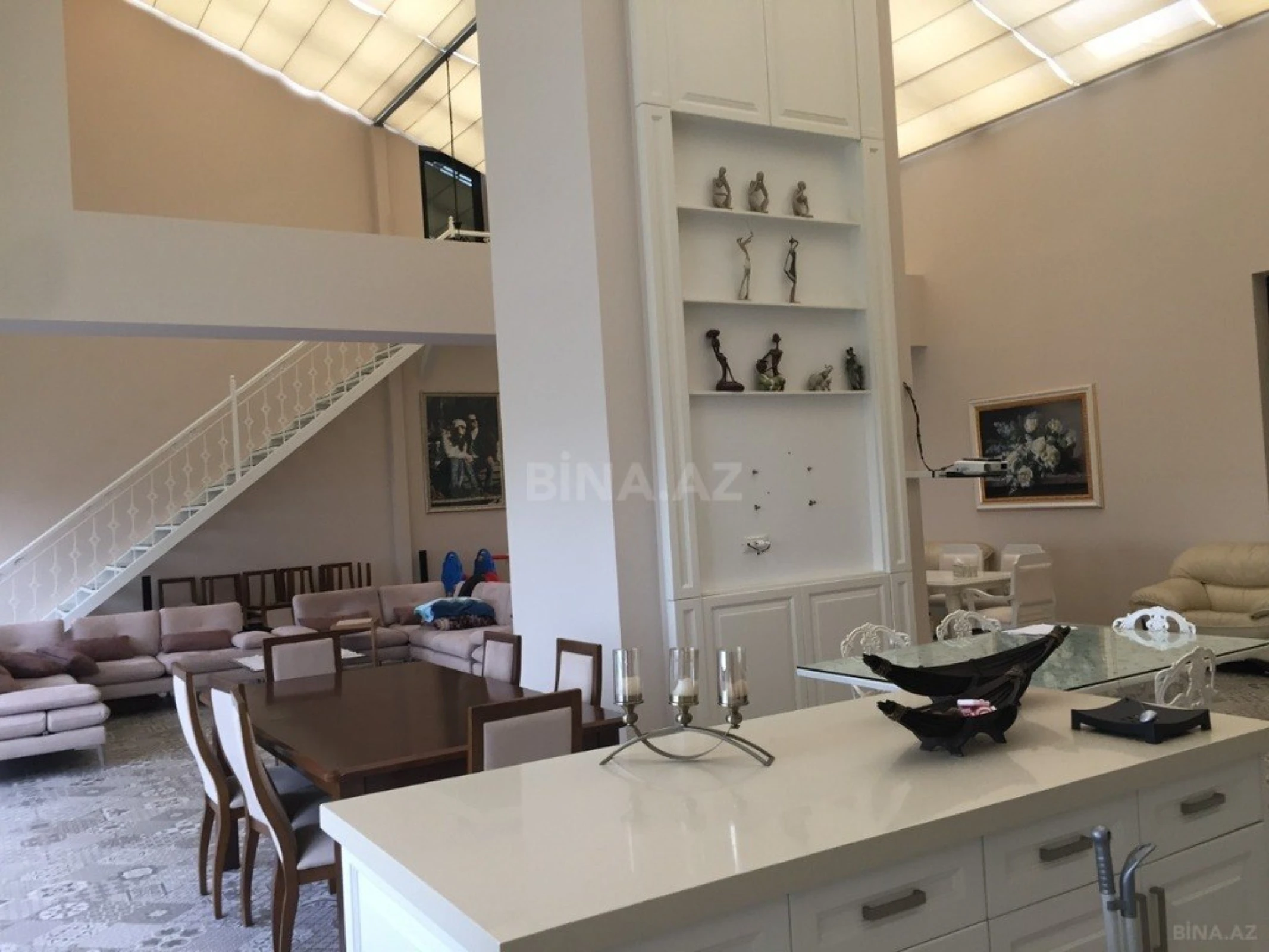 Kirayə verilir 7 otaqlı mənzil 700 m²