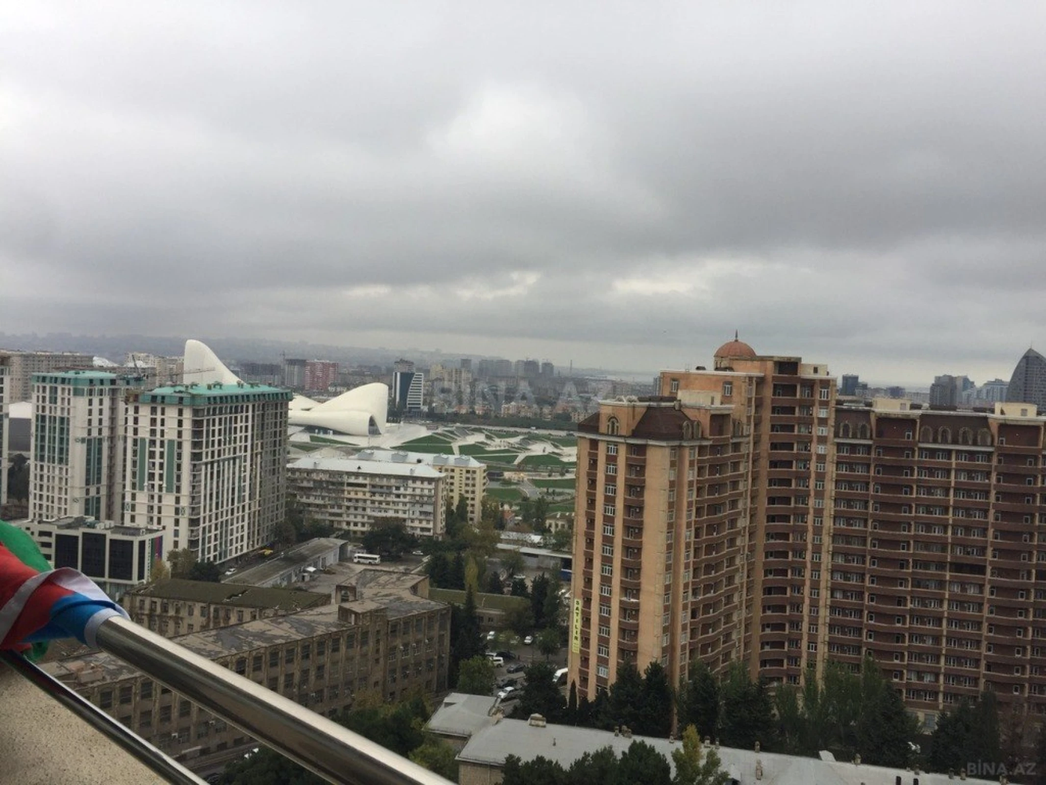 Kirayə verilir 7 otaqlı mənzil 700 m²