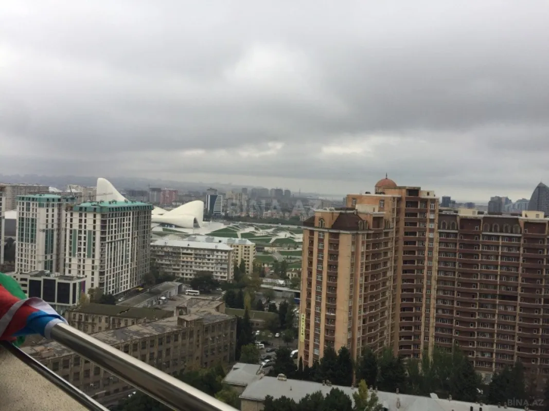 Kirayə verilir 7 otaqlı mənzil 700 m²