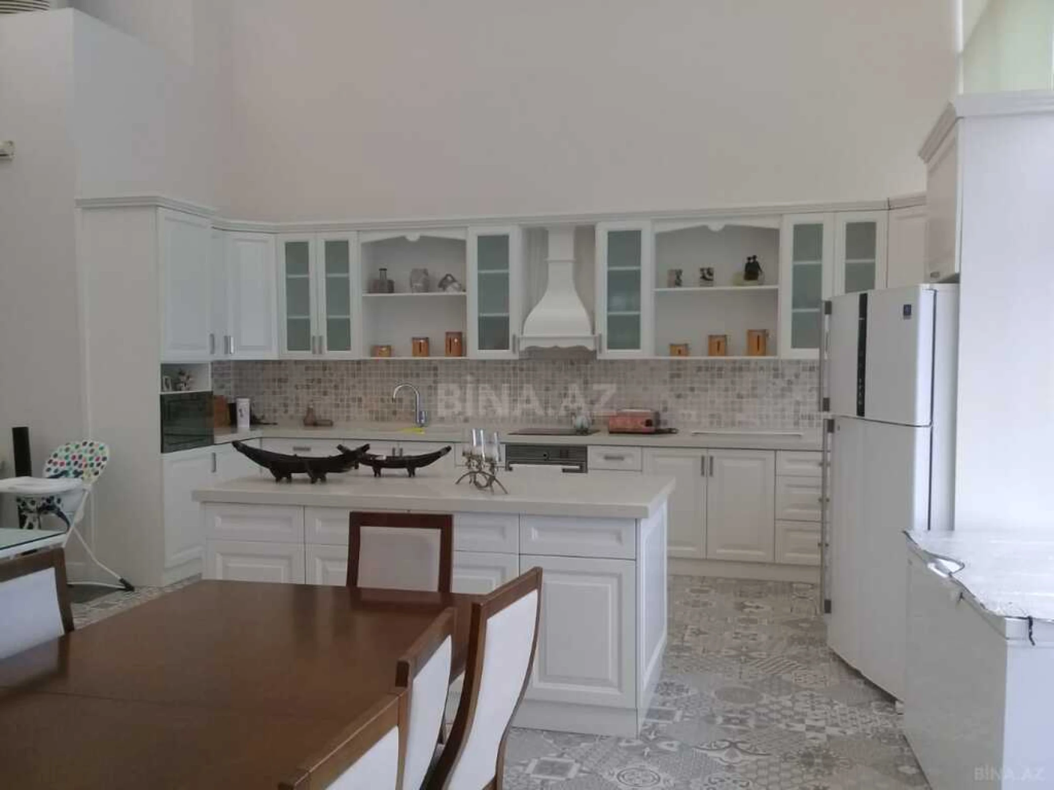 Kirayə verilir 7 otaqlı mənzil 700 m²