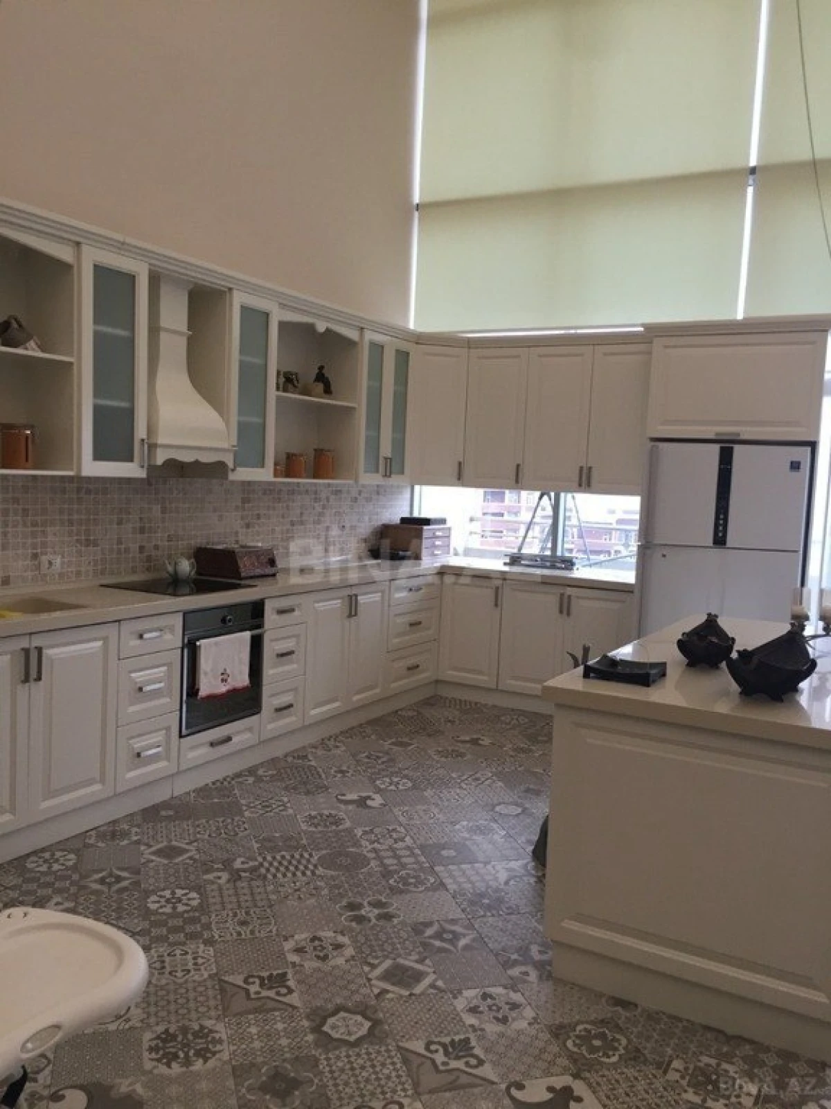 Kirayə verilir 7 otaqlı mənzil 700 m²