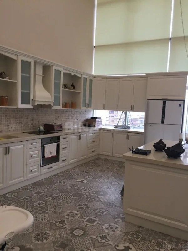 Kirayə verilir 7 otaqlı mənzil 700 m²