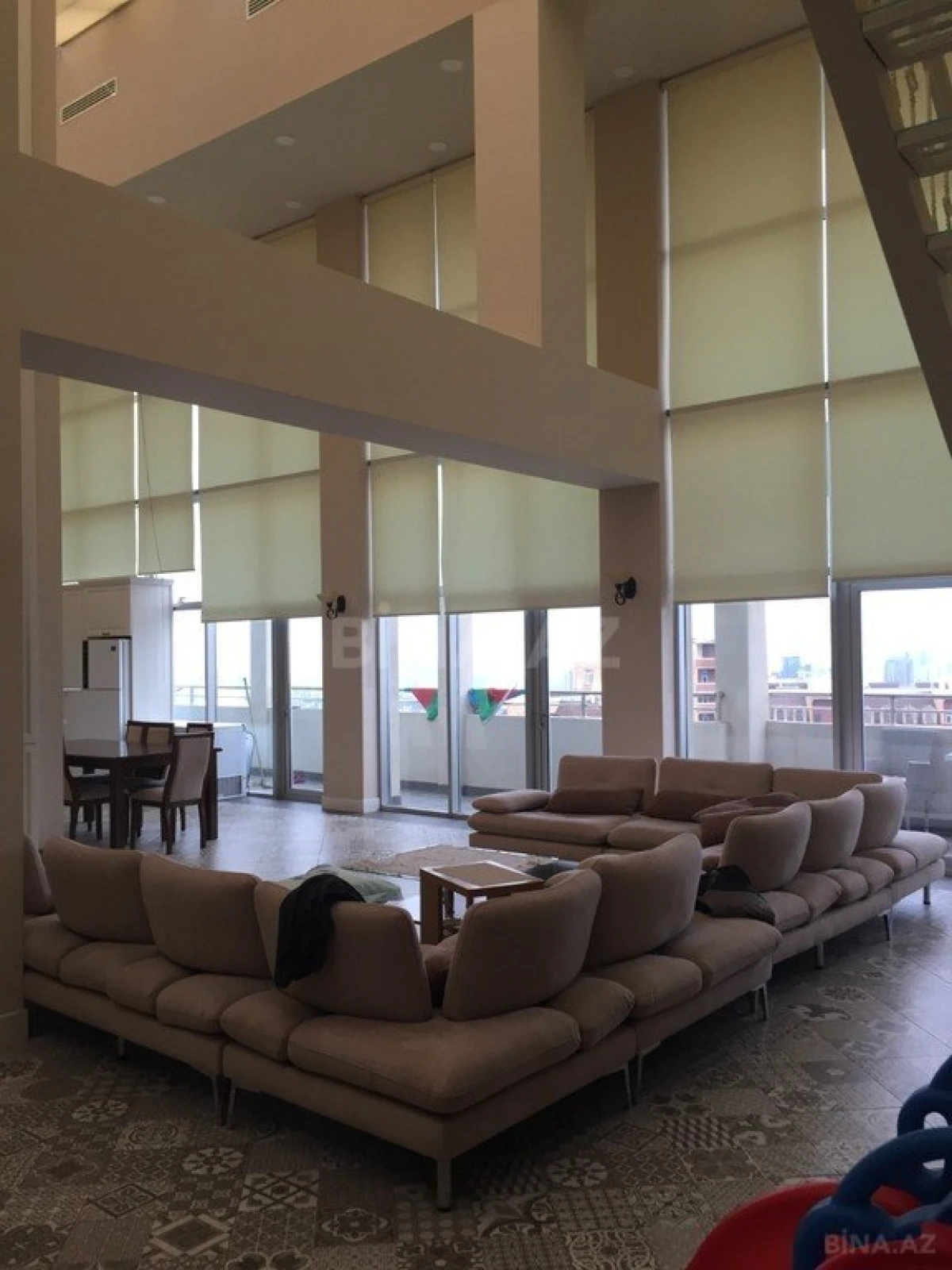 Kirayə verilir 7 otaqlı mənzil 700 m²