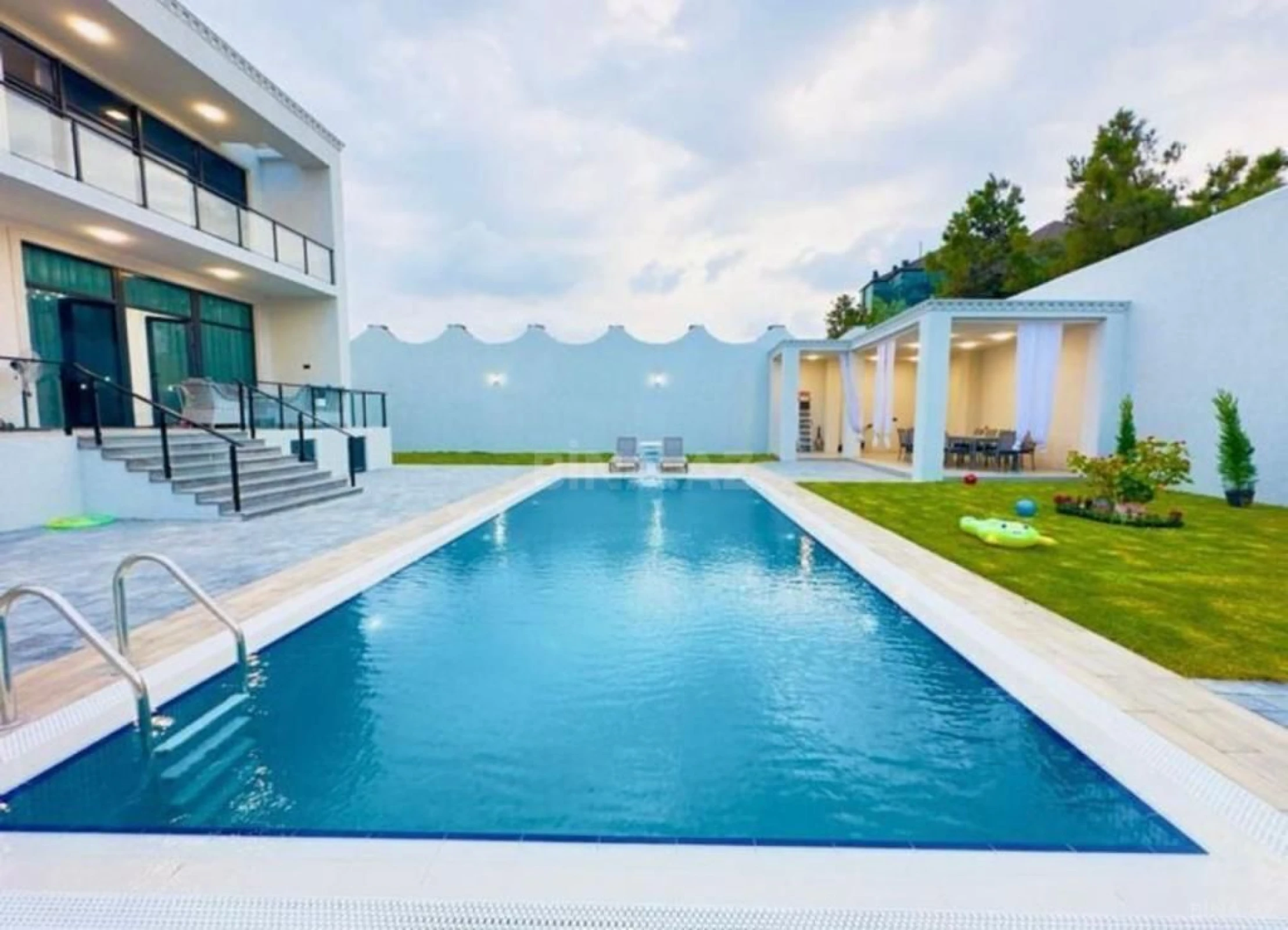 Kirayə verilir 5 otaqlı həyət evi 290 m²