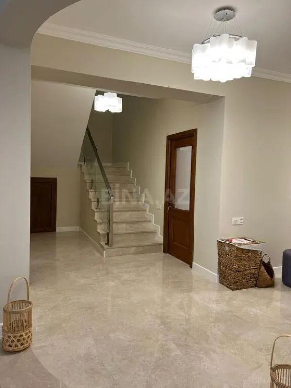 Kirayə verilir 6 otaqlı həyət evi 350 m²