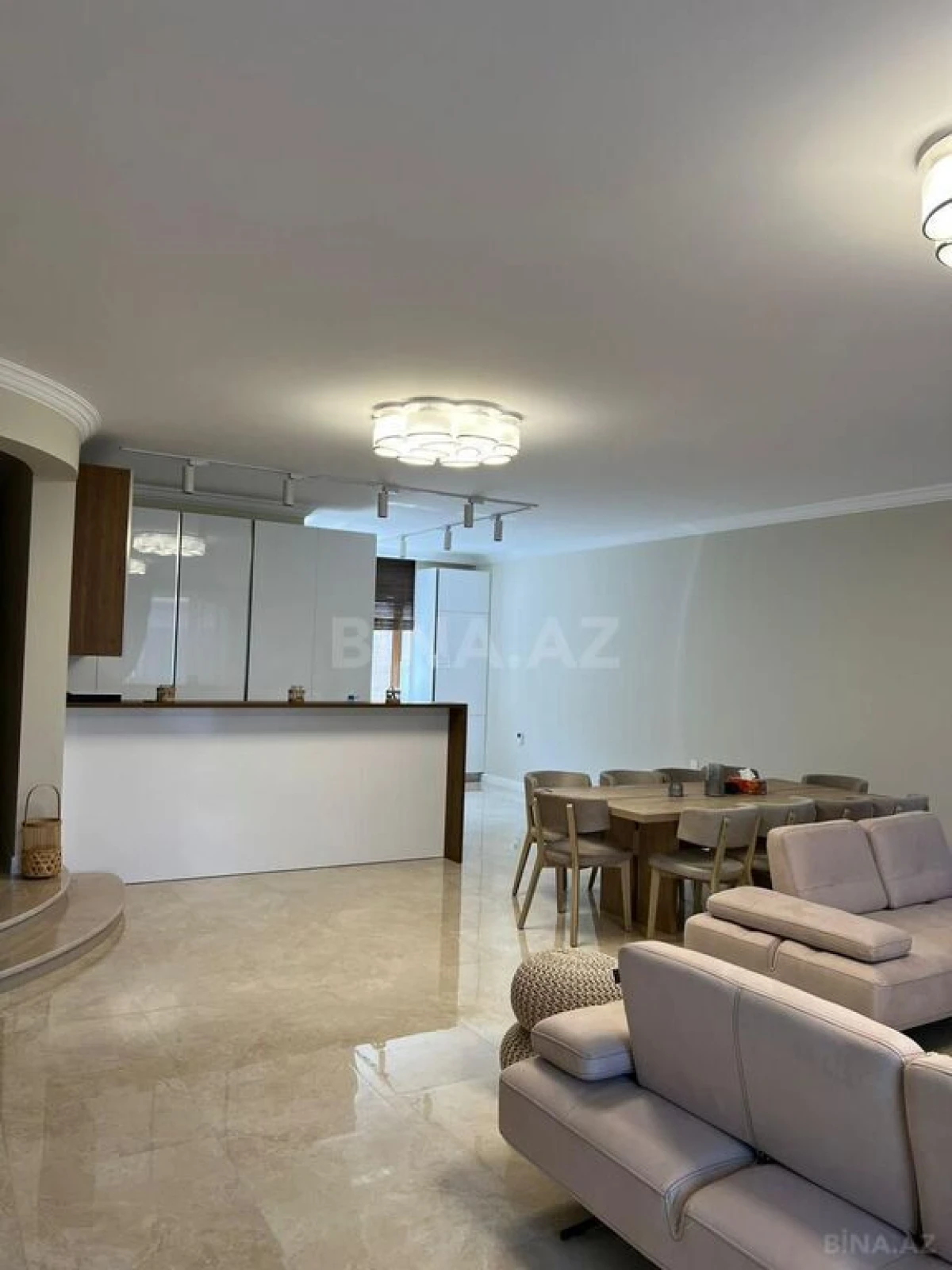Kirayə verilir 6 otaqlı həyət evi 350 m²