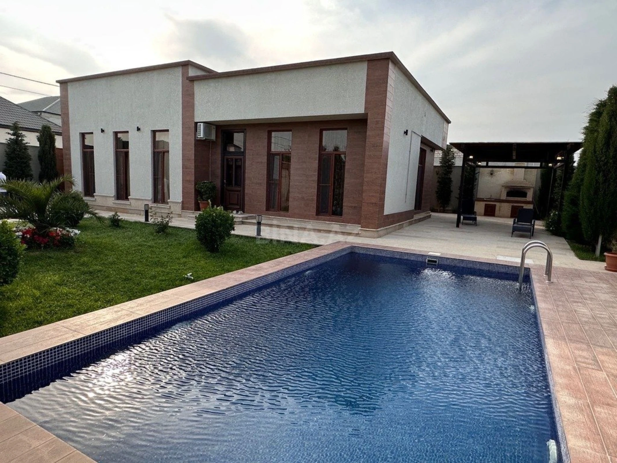 Kirayə verilir 4 otaqlı həyət evi 240 m²