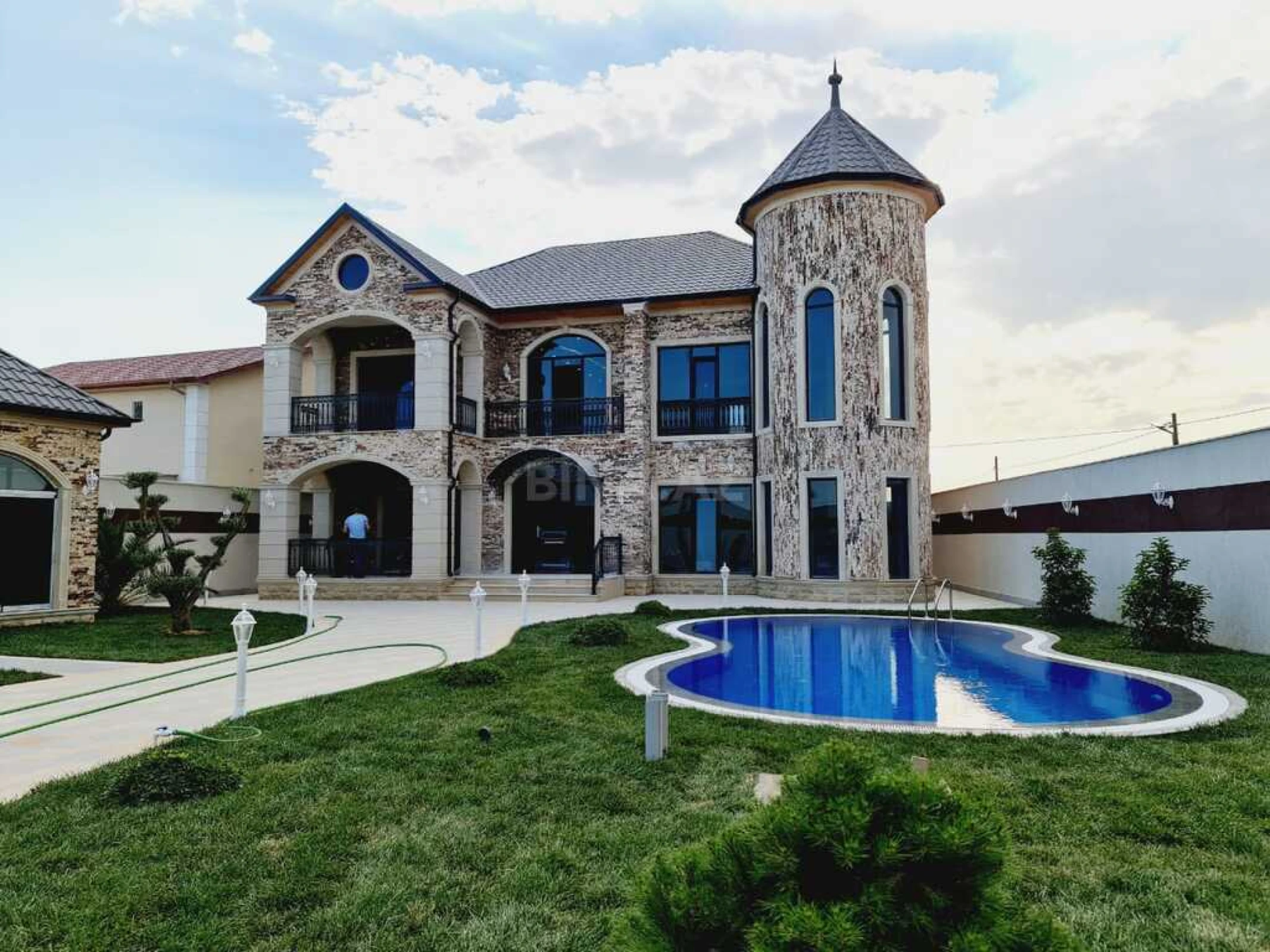 Satılır 6 otaqlı həyət evi 450 m²