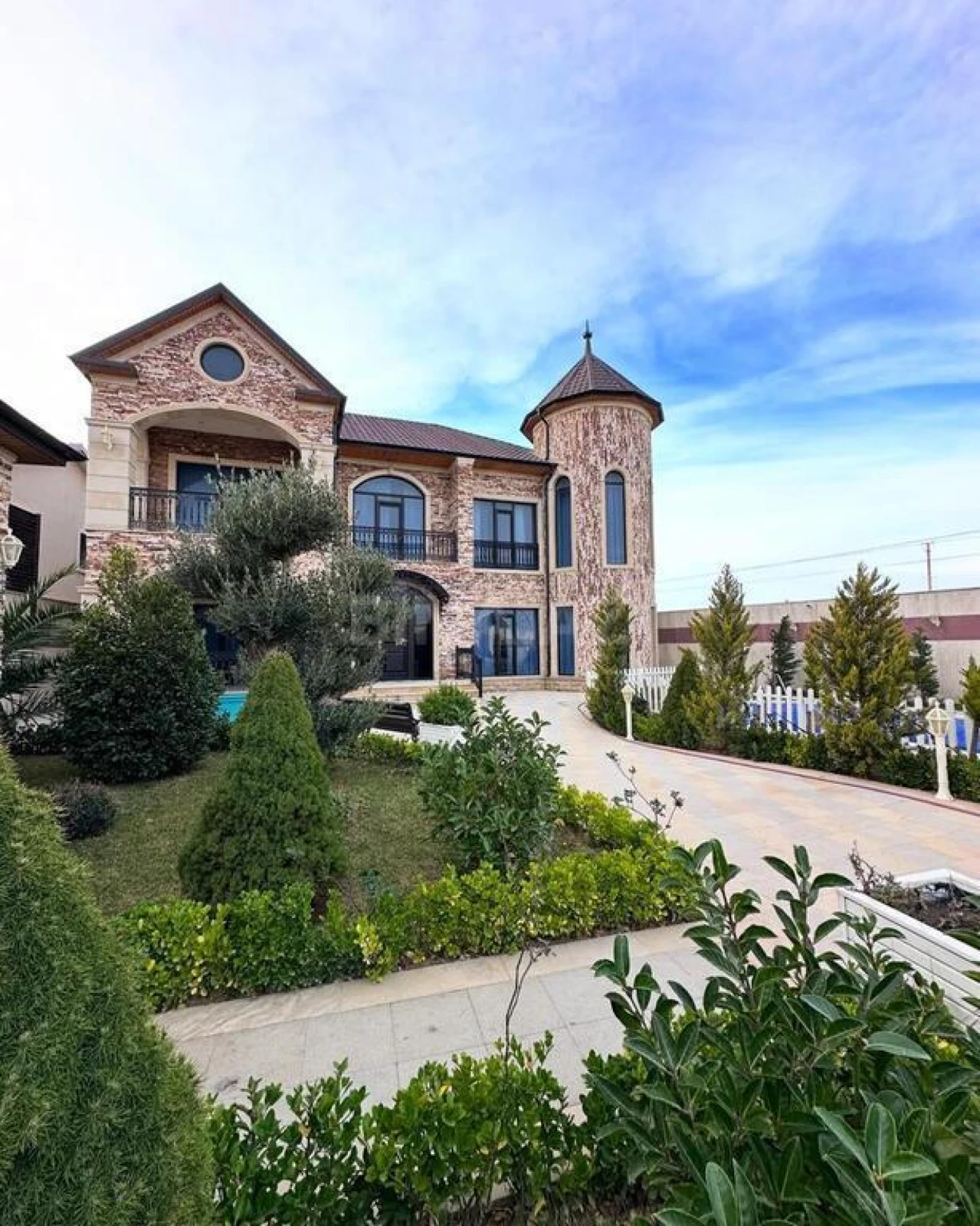 Satılır 6 otaqlı həyət evi 450 m²