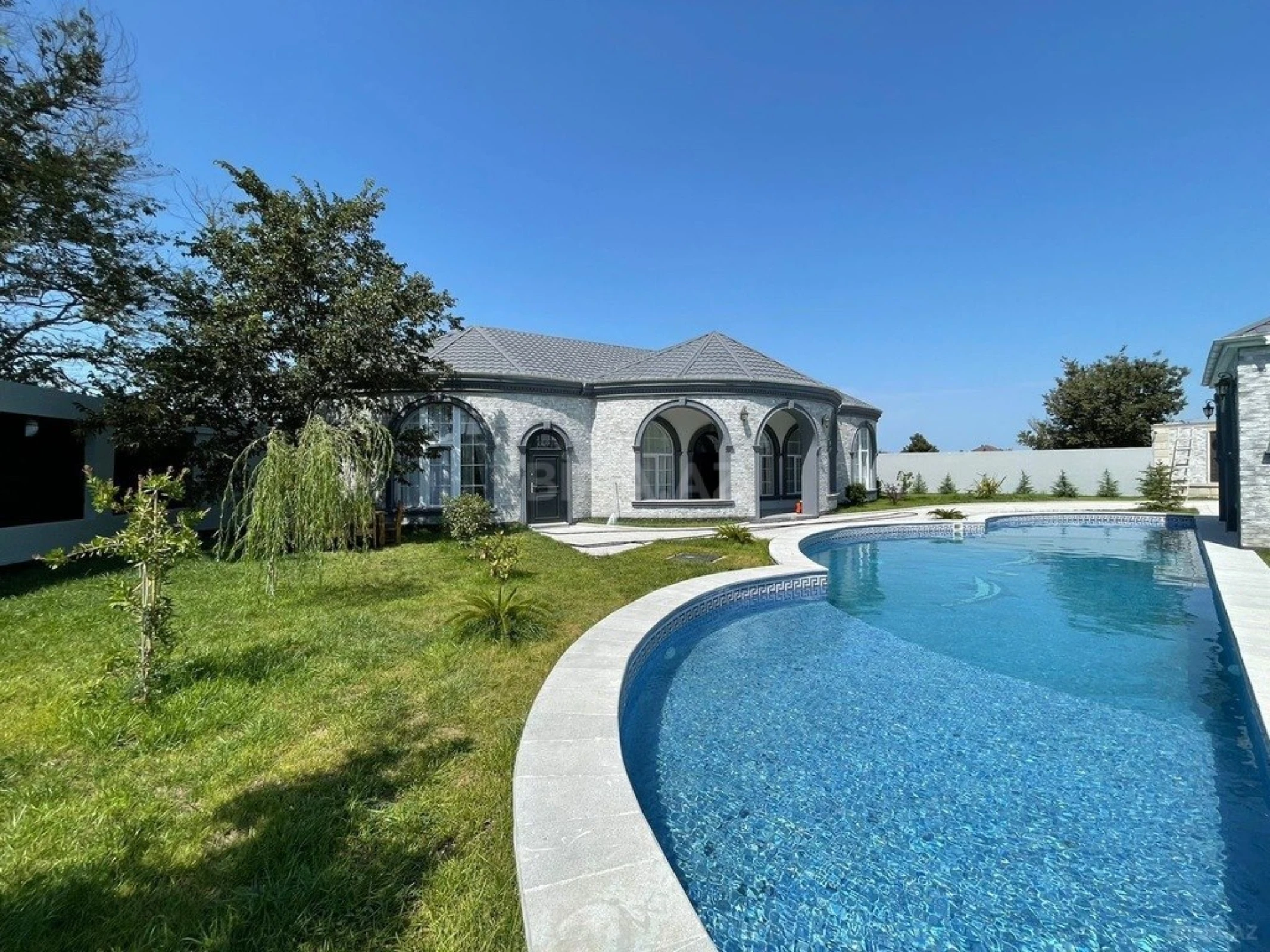 Kirayə verilir 5 otaqlı həyət evi 300 m²