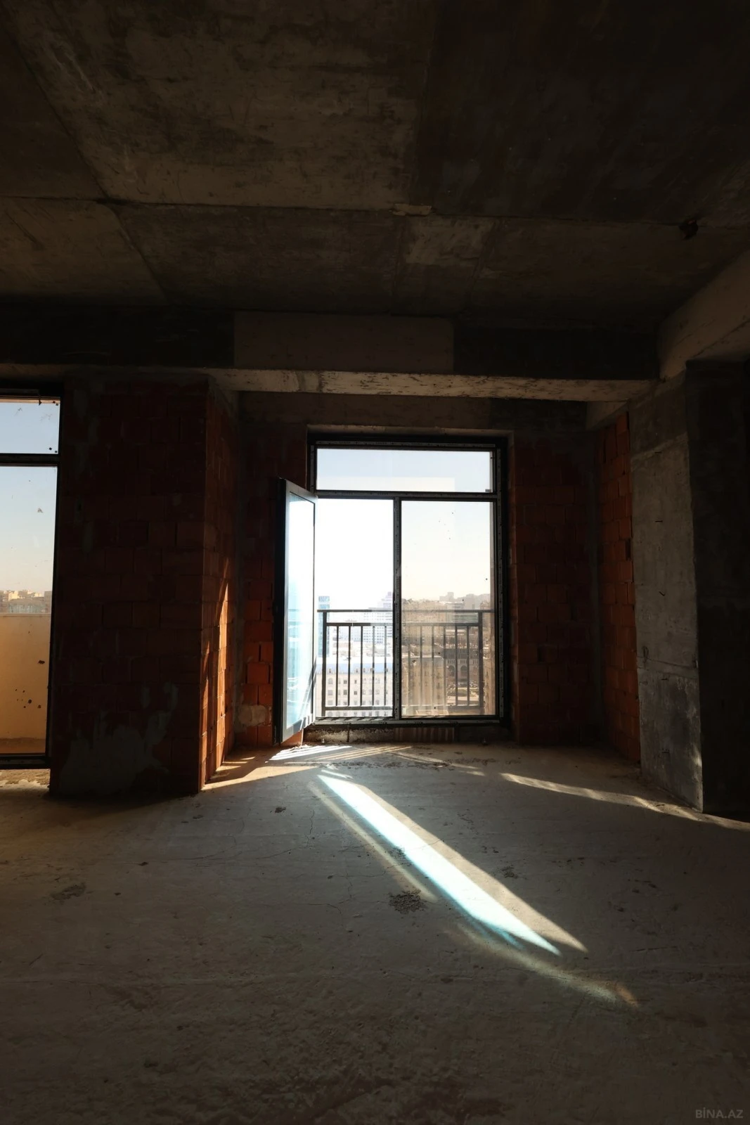 Satılır 4 otaqlı mənzil 163.8 m²