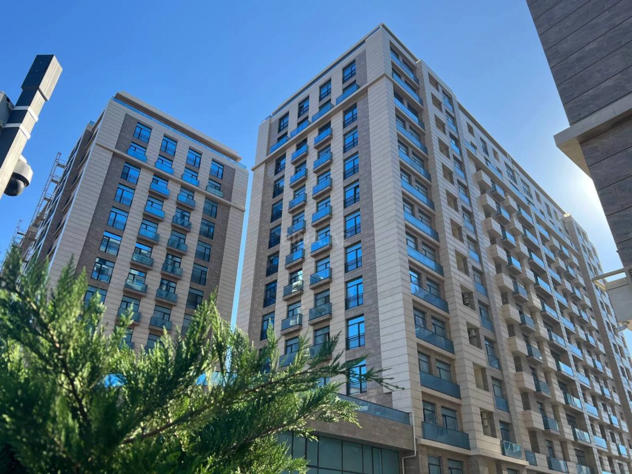 Satılır 4 otaqlı mənzil 163.8 m²