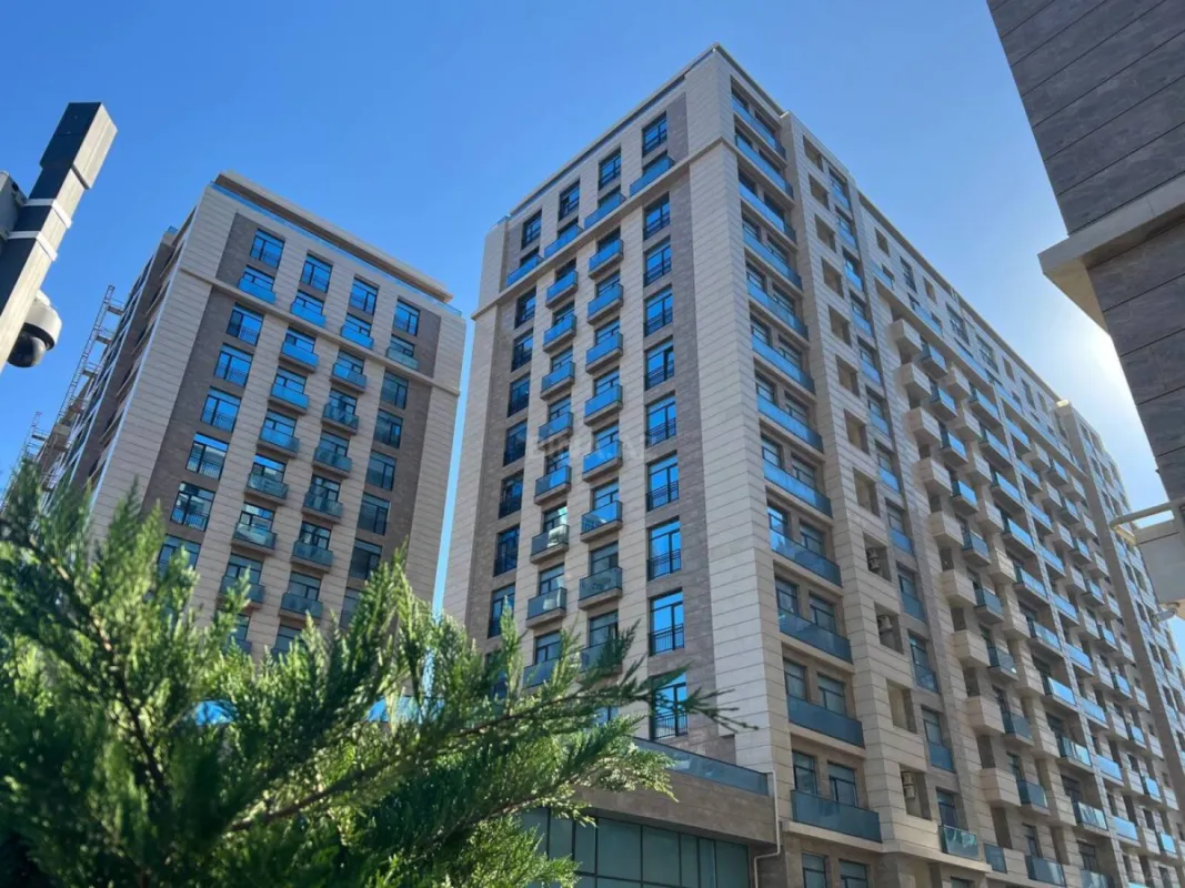 Satılır 4 otaqlı mənzil 163.8 m²