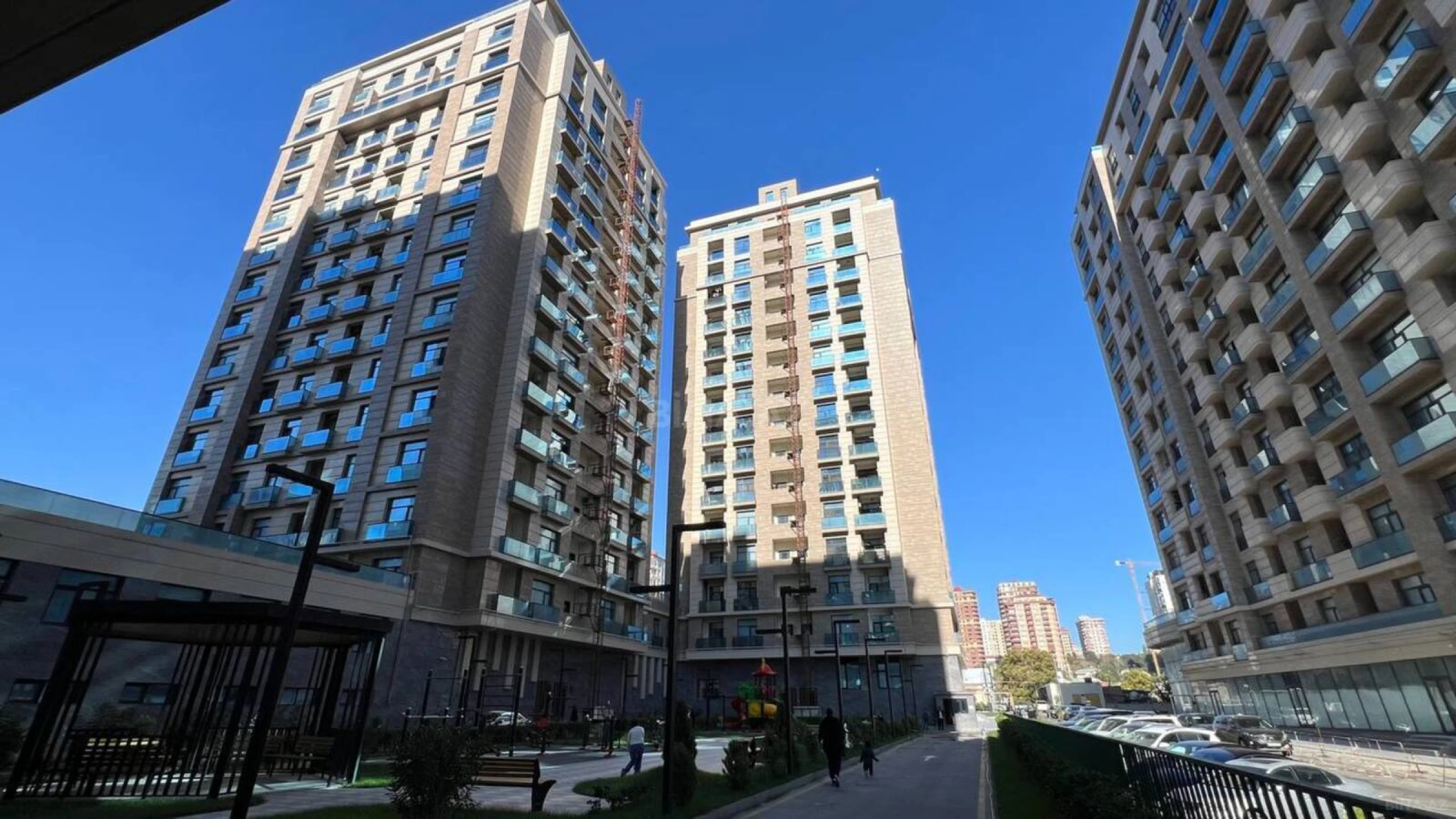 Satılır 4 otaqlı mənzil 163.8 m²