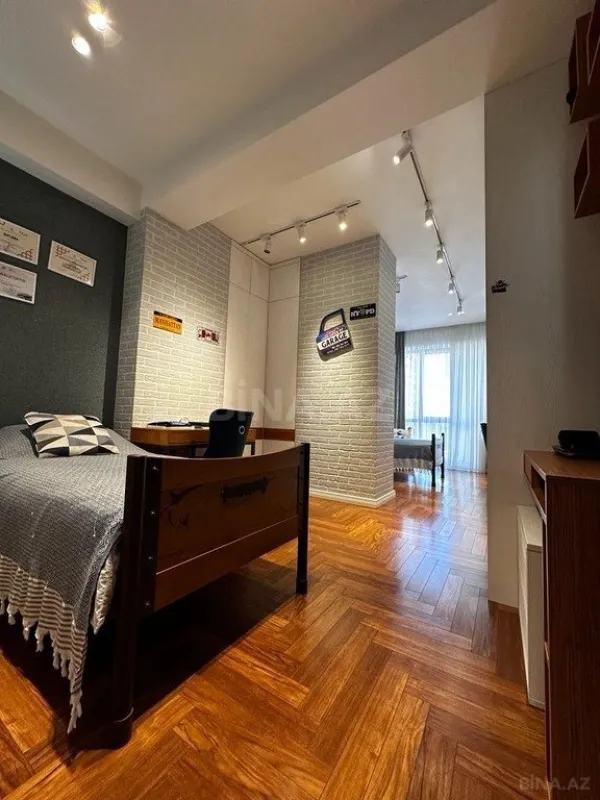 Satılır 3 otaqlı mənzil 133 m²