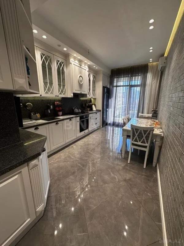 Satılır 3 otaqlı mənzil 133 m²