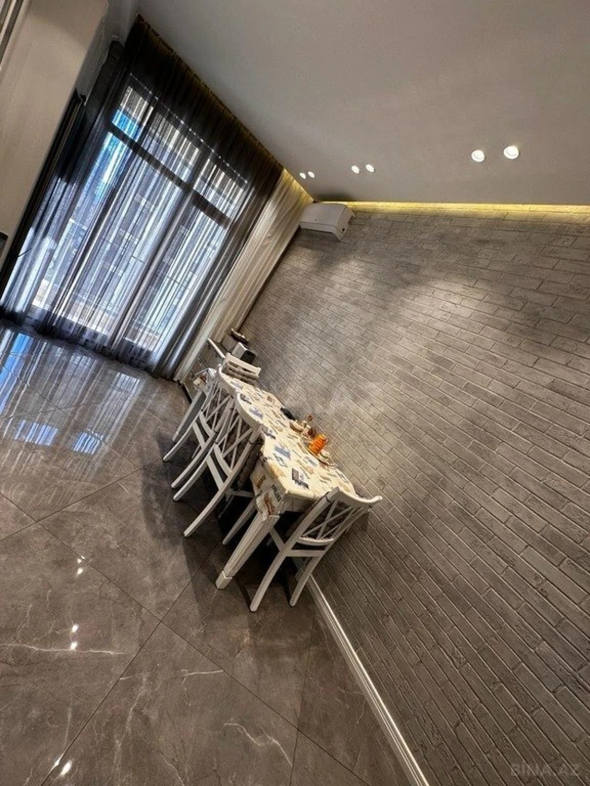 Satılır 3 otaqlı mənzil 133 m²