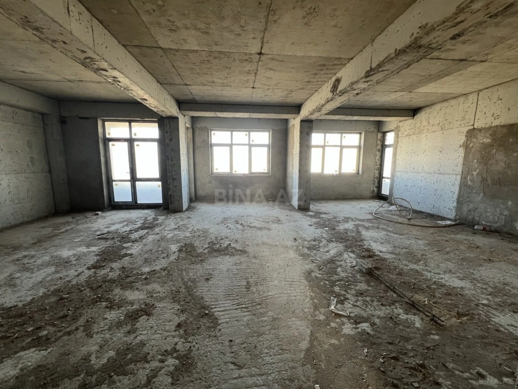 Satılır 4 otaqlı mənzil 186 m²