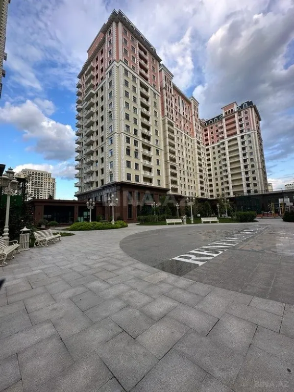 Satılır 4 otaqlı mənzil 186 m²