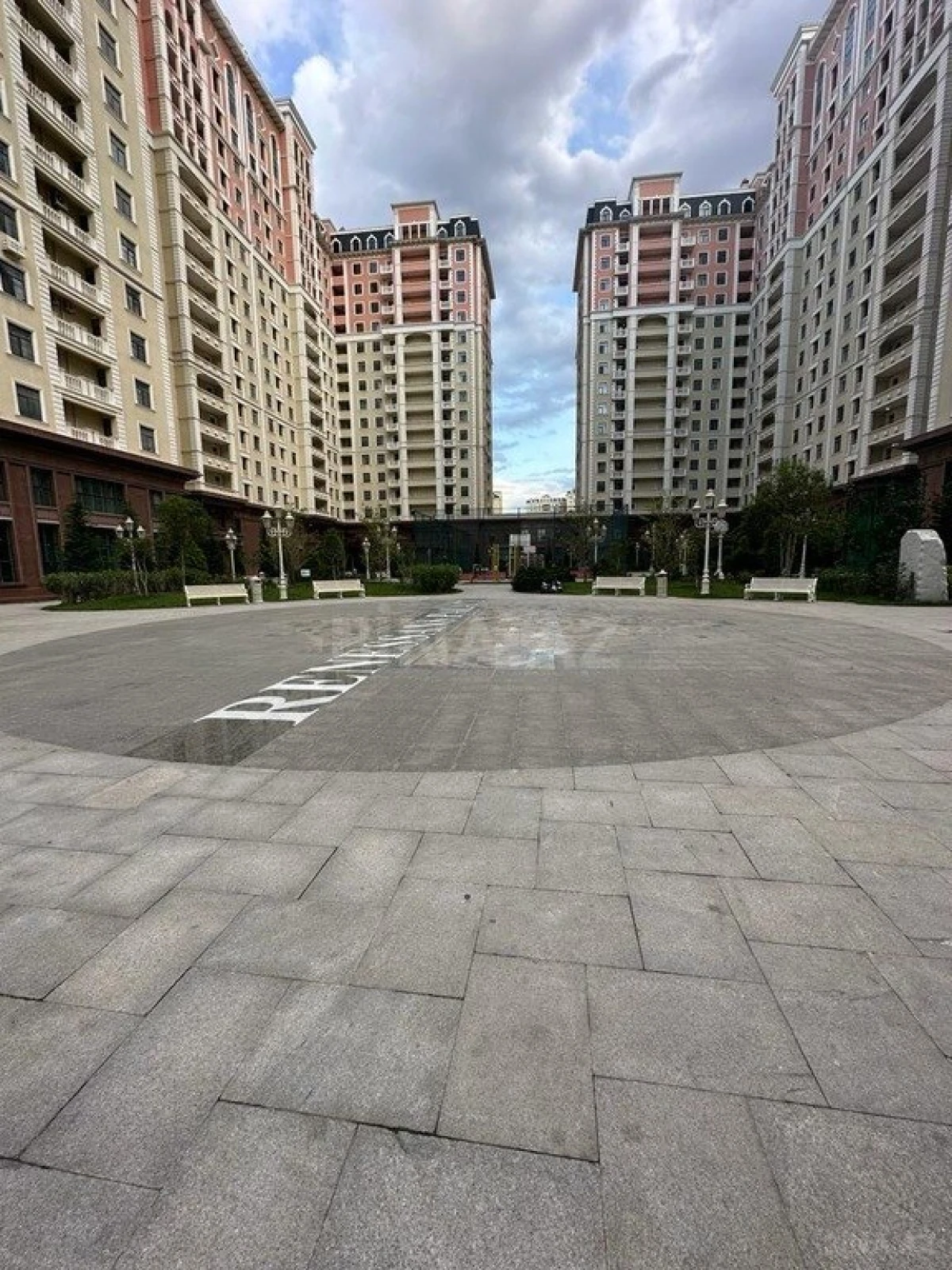 Satılır 4 otaqlı mənzil 186 m²