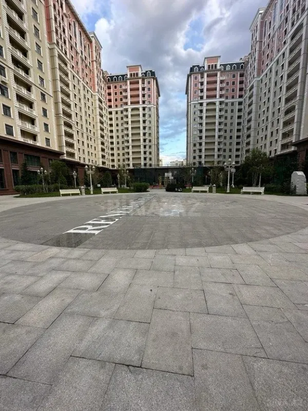 Satılır 4 otaqlı mənzil 186 m²