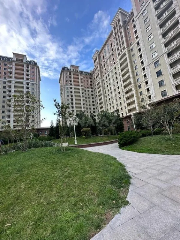 Satılır 4 otaqlı mənzil 186 m²