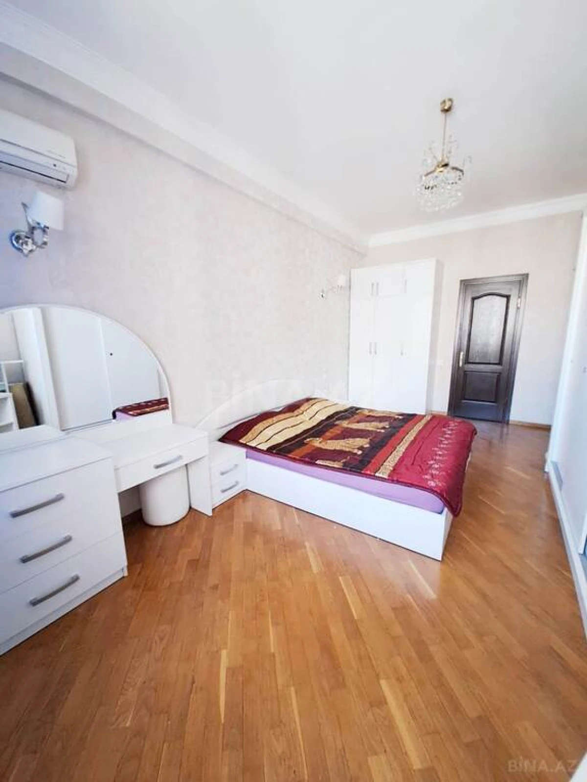 Satılır 3 otaqlı mənzil 132 m²