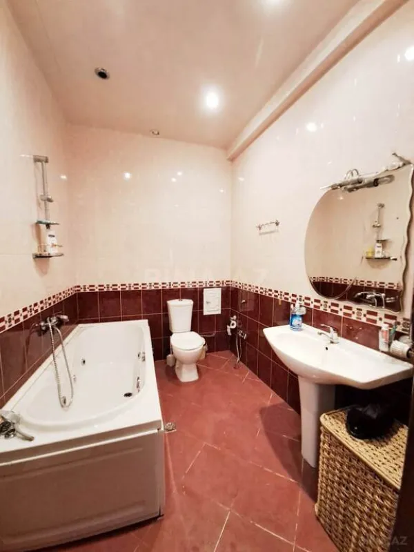 Satılır 3 otaqlı mənzil 132 m²