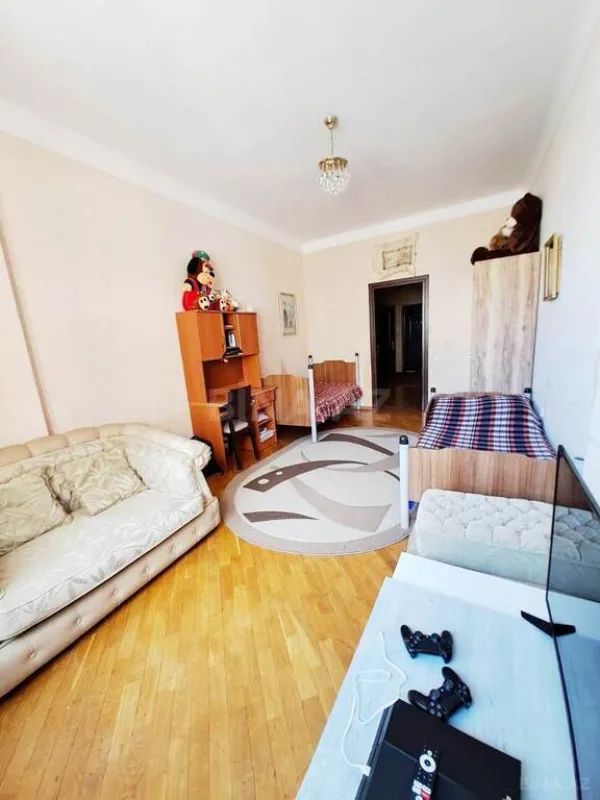 Satılır 3 otaqlı mənzil 132 m²
