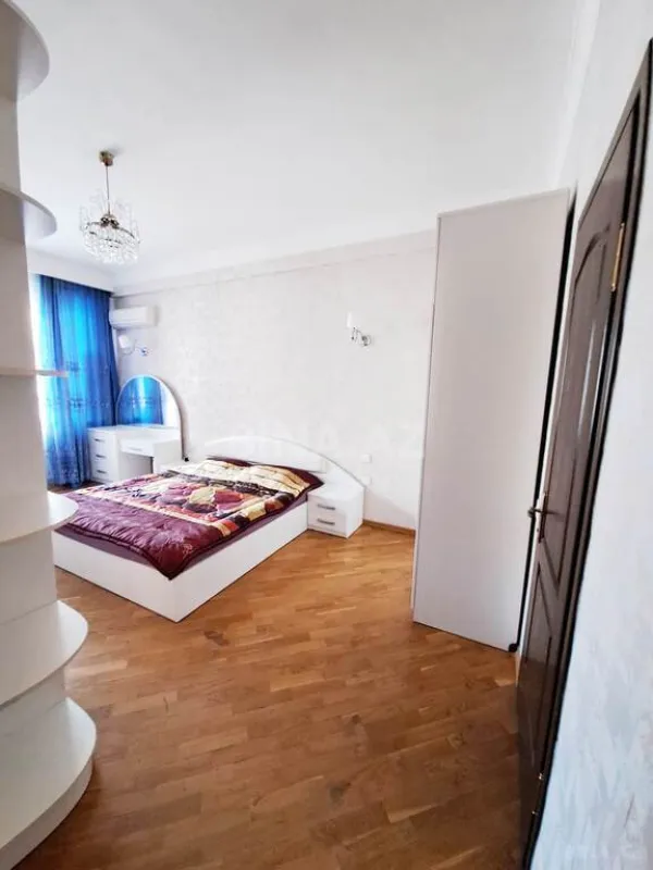 Satılır 3 otaqlı mənzil 132 m²