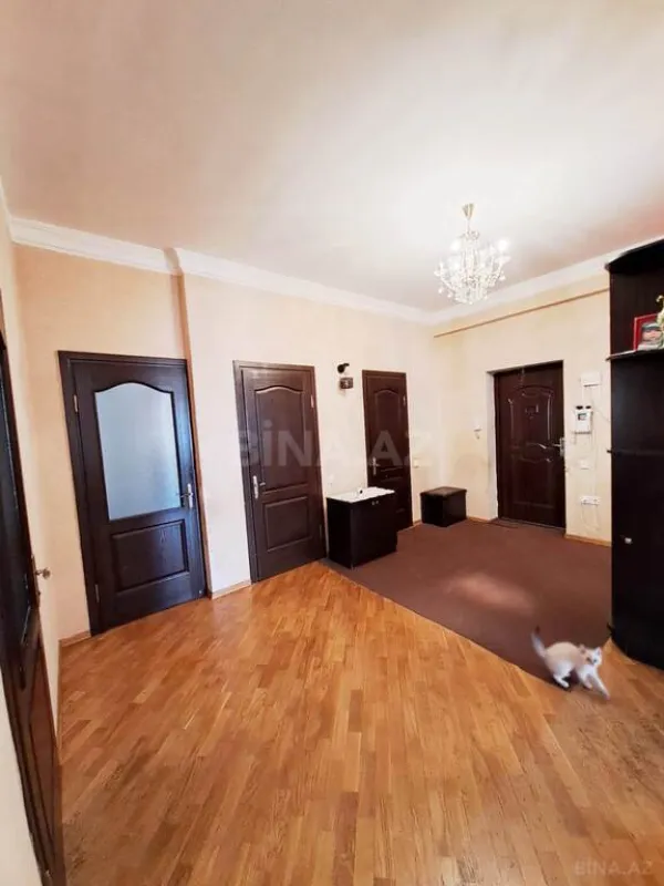 Satılır 3 otaqlı mənzil 132 m²