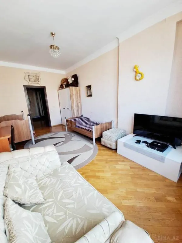 Satılır 3 otaqlı mənzil 132 m²
