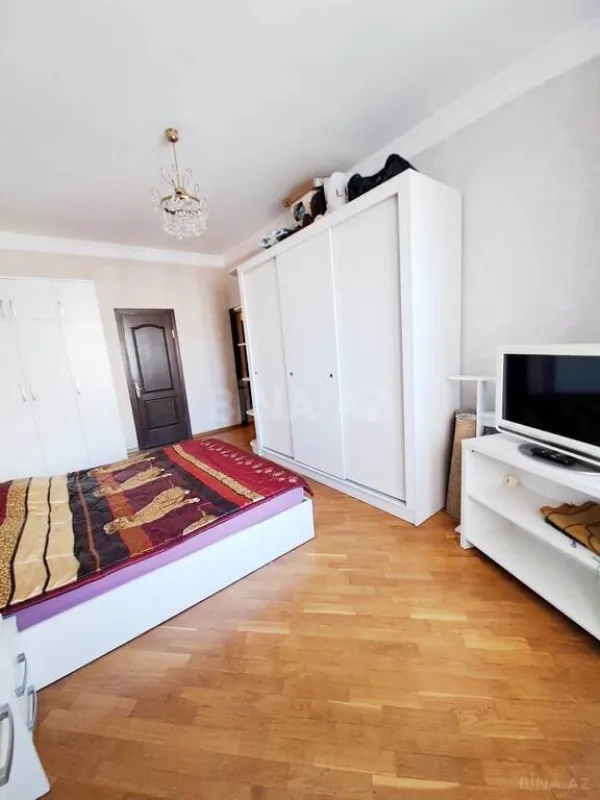 Satılır 3 otaqlı mənzil 132 m²