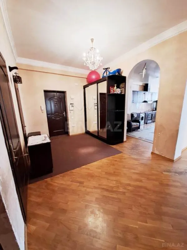 Satılır 3 otaqlı mənzil 132 m²