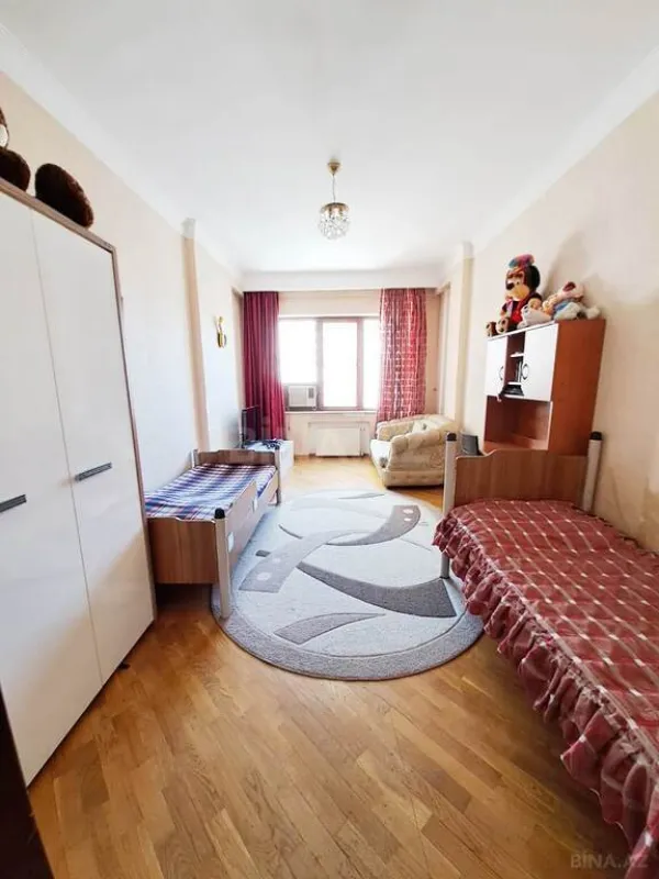 Satılır 3 otaqlı mənzil 132 m²