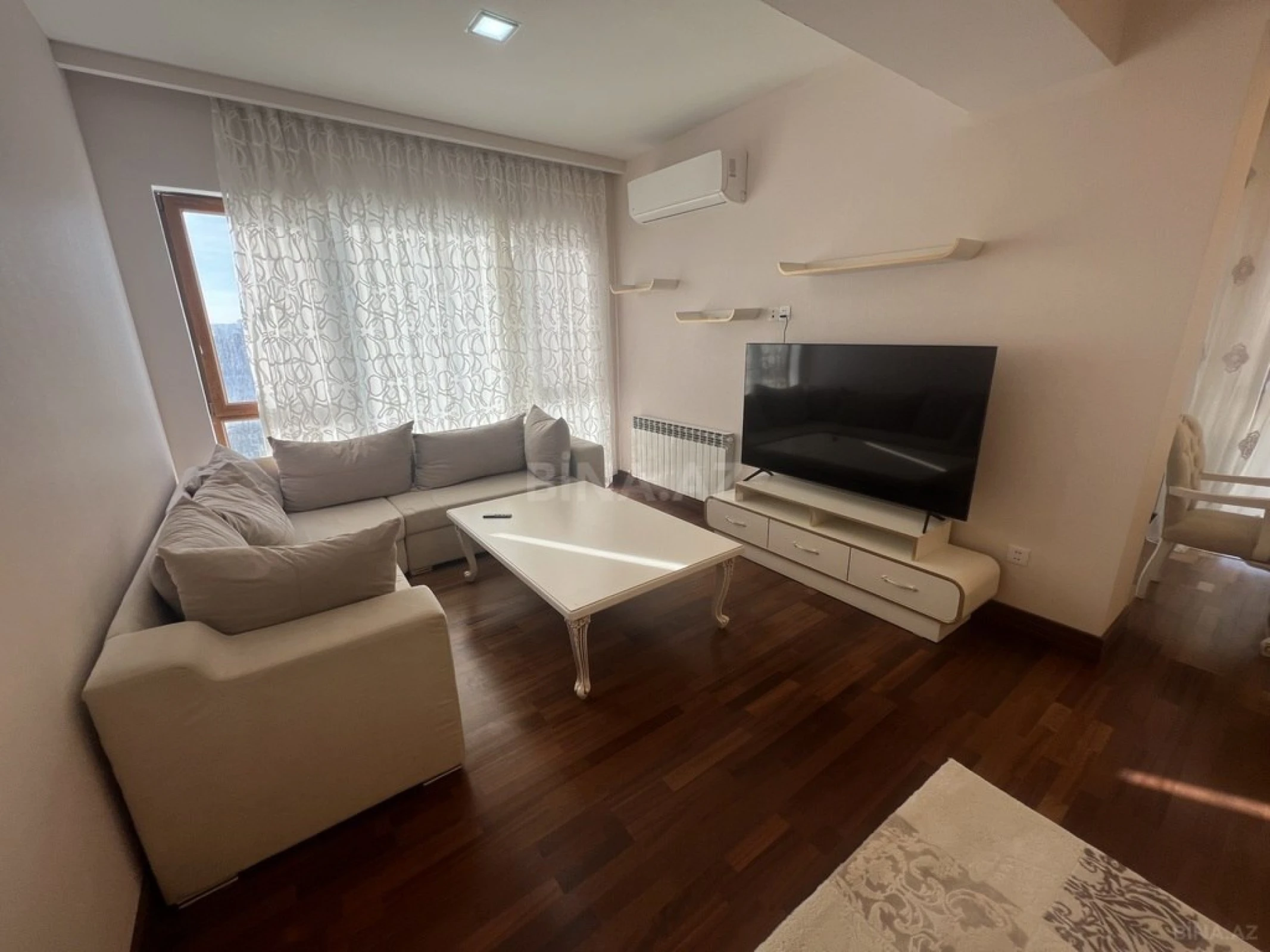 Kirayə verilir 4 otaqlı mənzil 200 m²