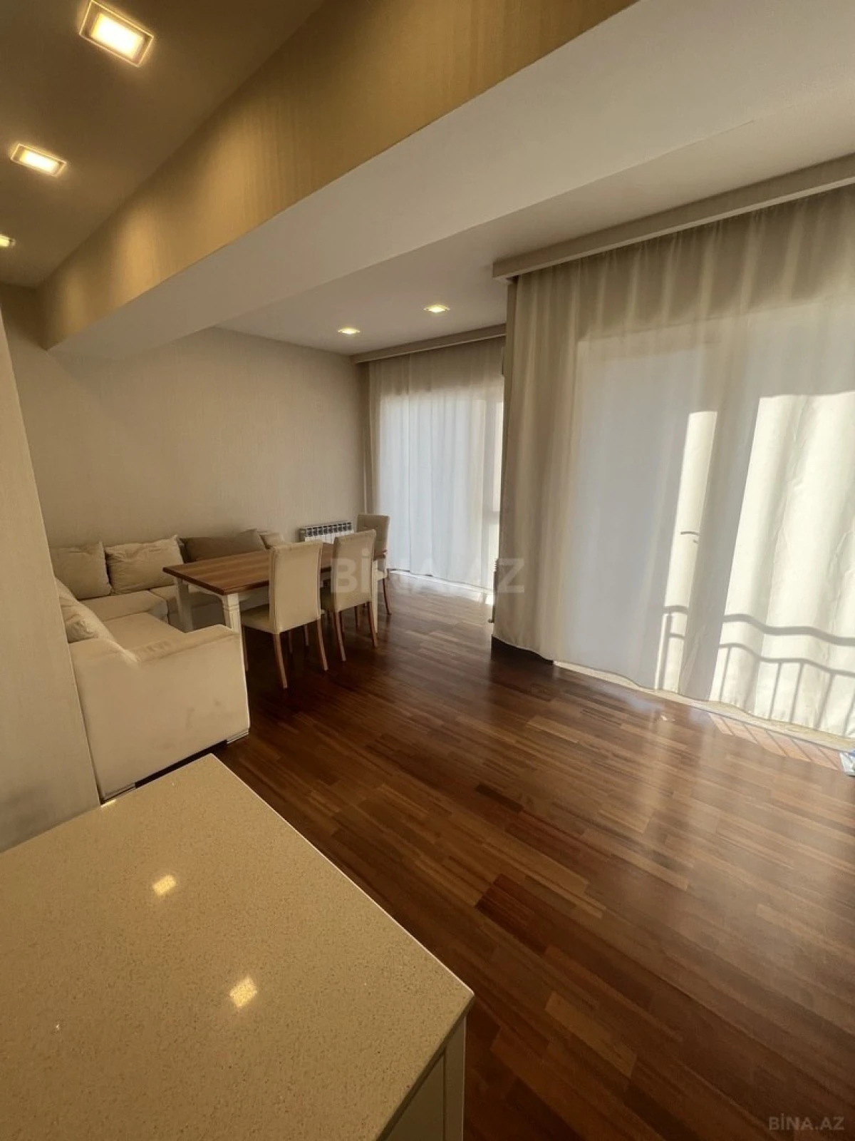 Kirayə verilir 4 otaqlı mənzil 200 m²