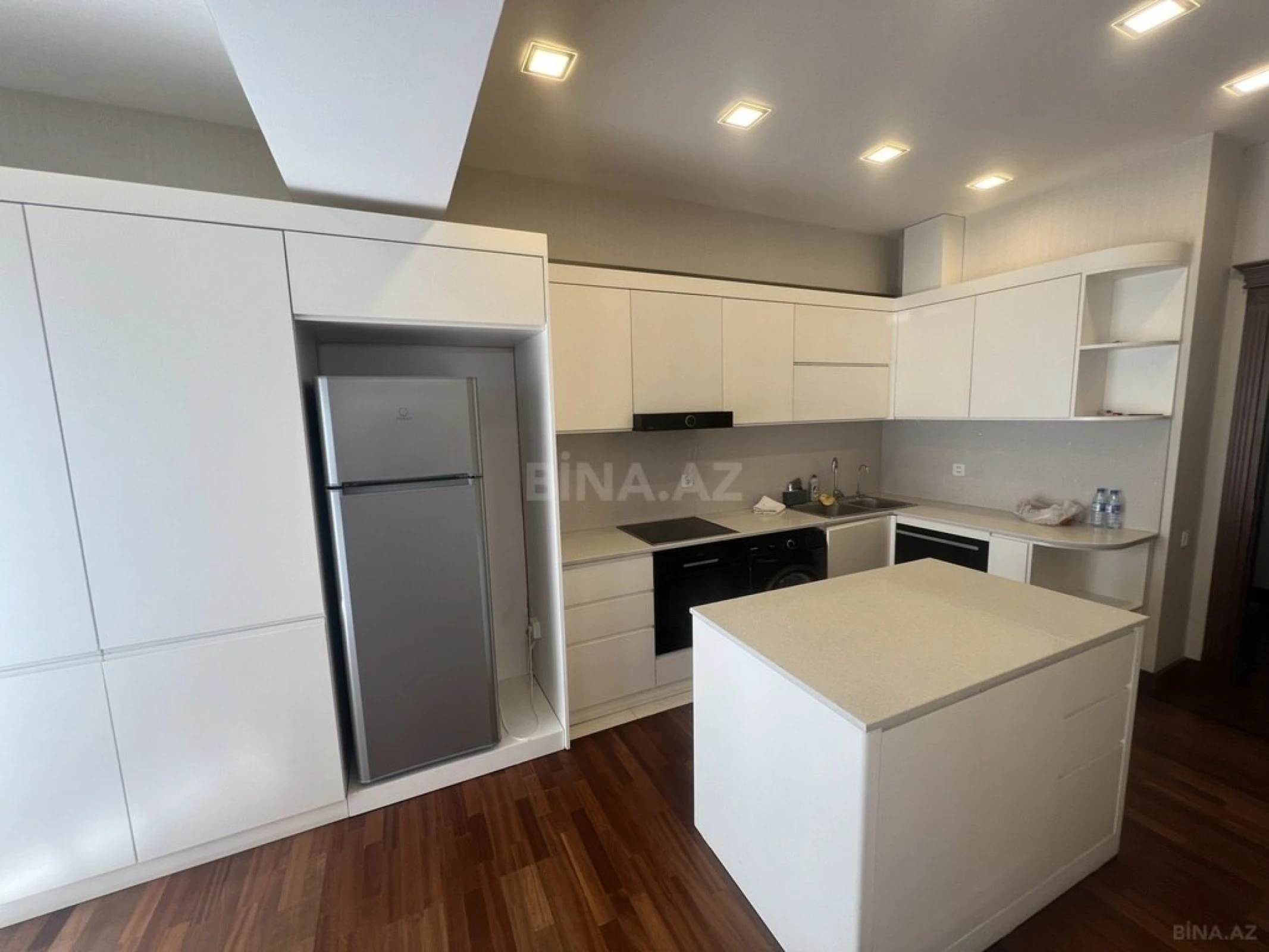 Kirayə verilir 4 otaqlı mənzil 200 m²