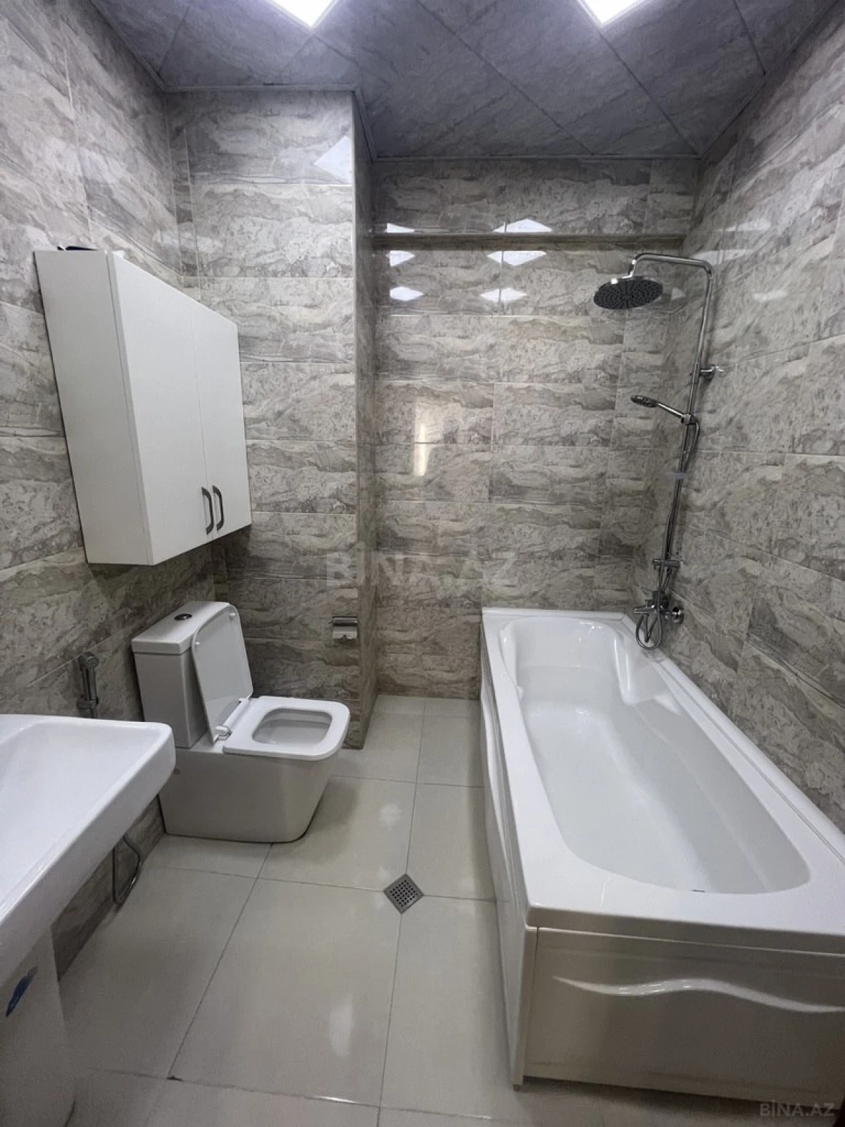 Kirayə verilir 4 otaqlı mənzil 200 m²