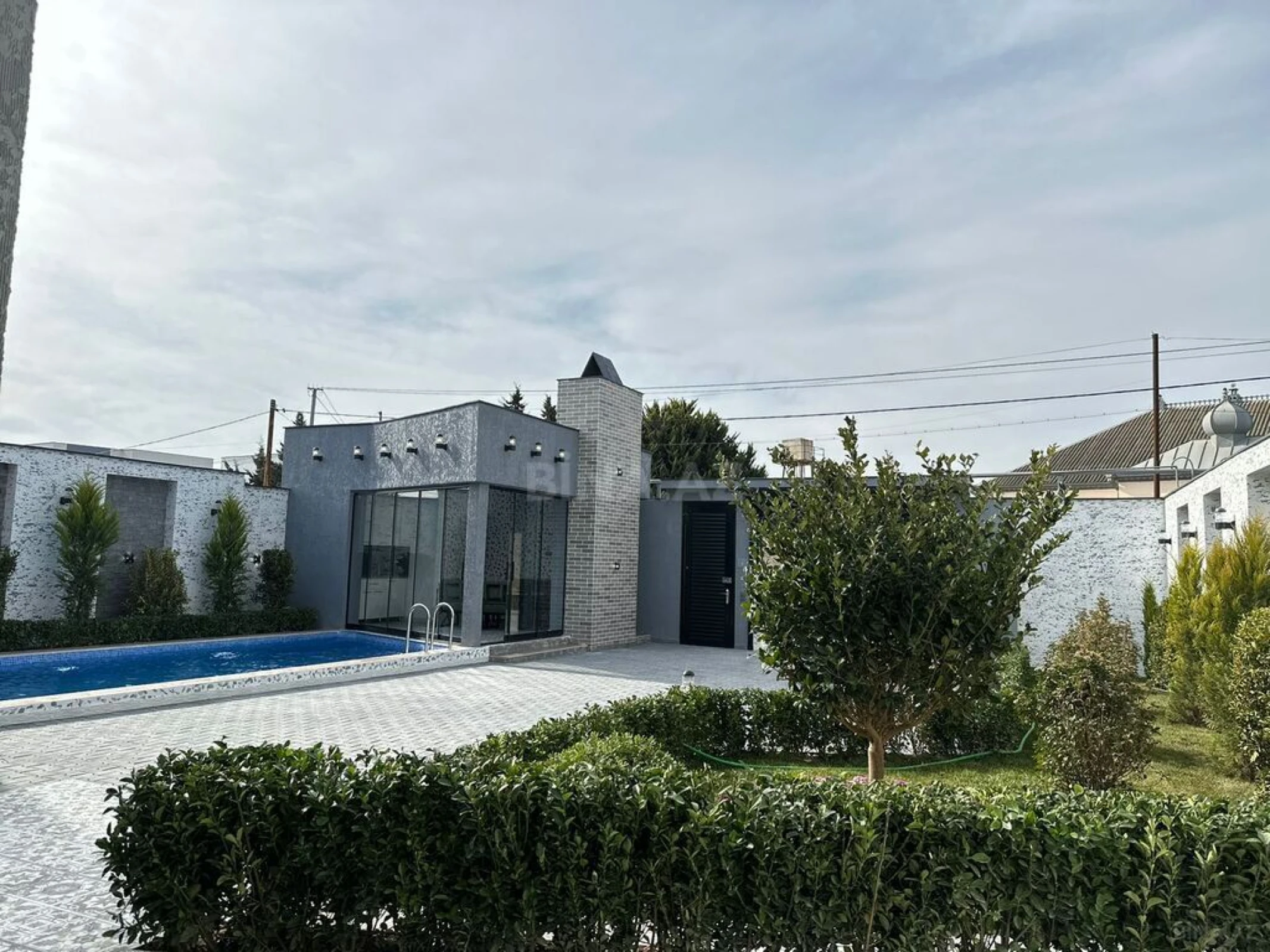 Satılır 5 otaqlı həyət evi 220 m²