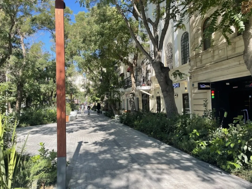 Satılır 5 otaqlı mənzil 180 m²